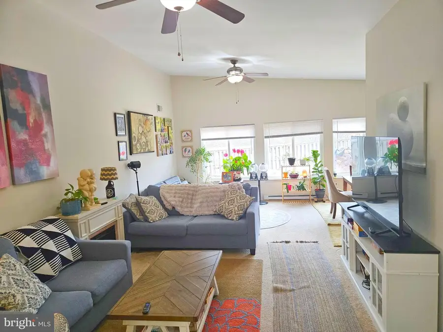 1525 Hiddenbrook Dr, Herndon, VA 20170 - Image #2