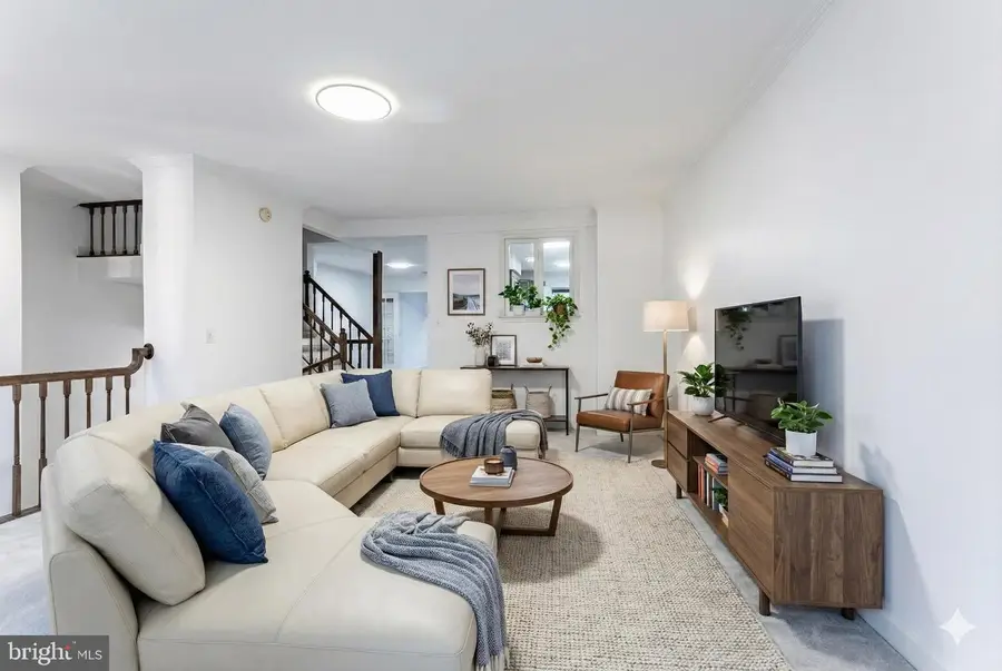 8031 Merry Oaks Ct, Vienna, VA 22182 - Image #3