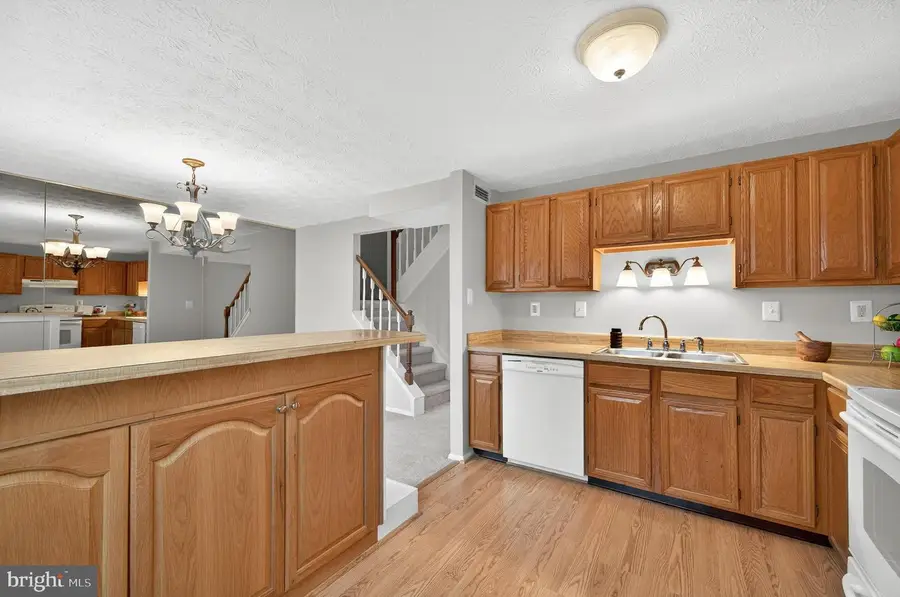 1660 Sierra Woods Dr, Reston, VA 20194 - #2