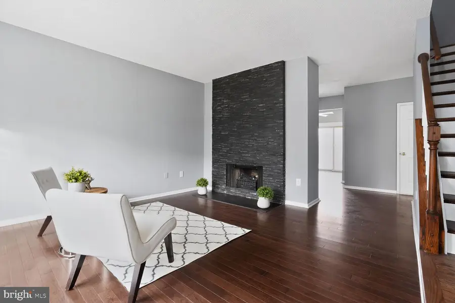 12105 Wedgeway Pl, Fairfax, VA 22033 - Image #3