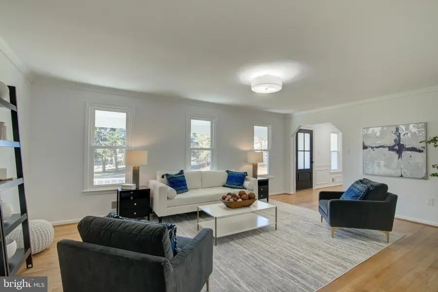 929 Holly Creek Dr, Great Falls, VA 22066 - Image #3