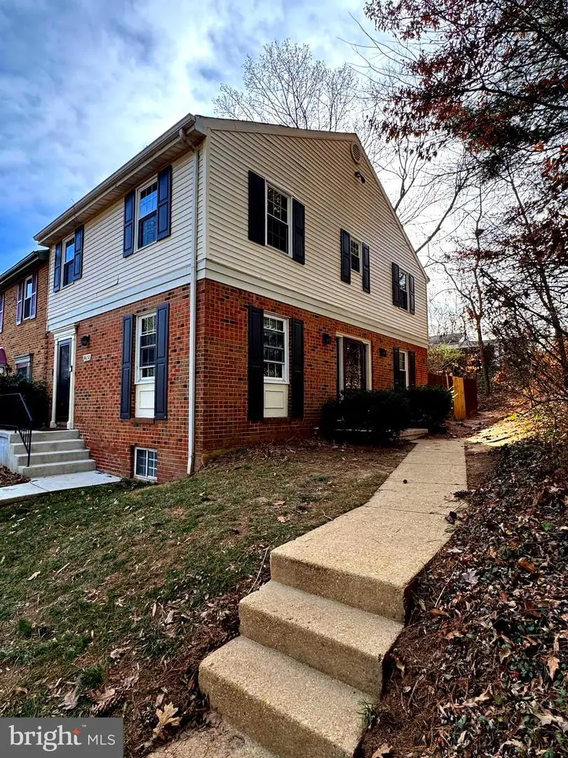 9652 Lindenbrook St, Fairfax, VA 22031 - Image #1