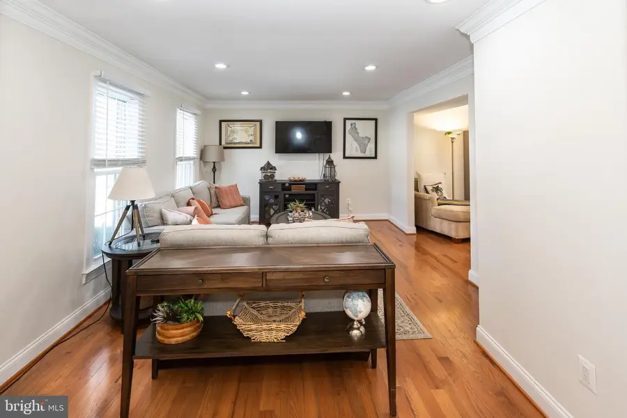 9813 Fosbak Dr, Vienna, VA 22182 - #3