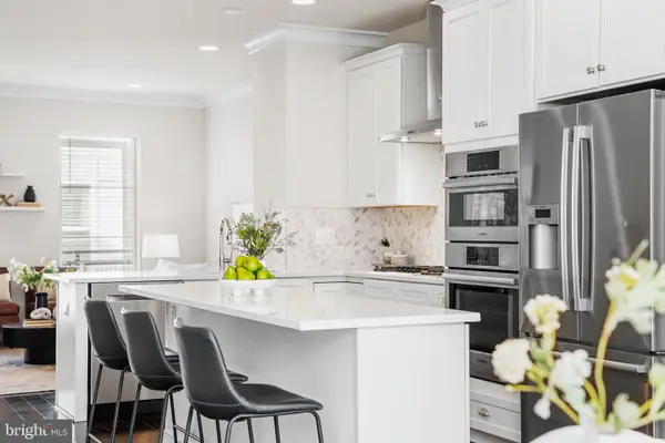 4973 Lakeside Xing, CHANTILLY, VA 20151