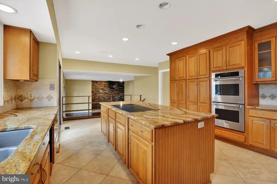 905 Falls Bridge Ln, Great Falls, VA 22066 - Image #3