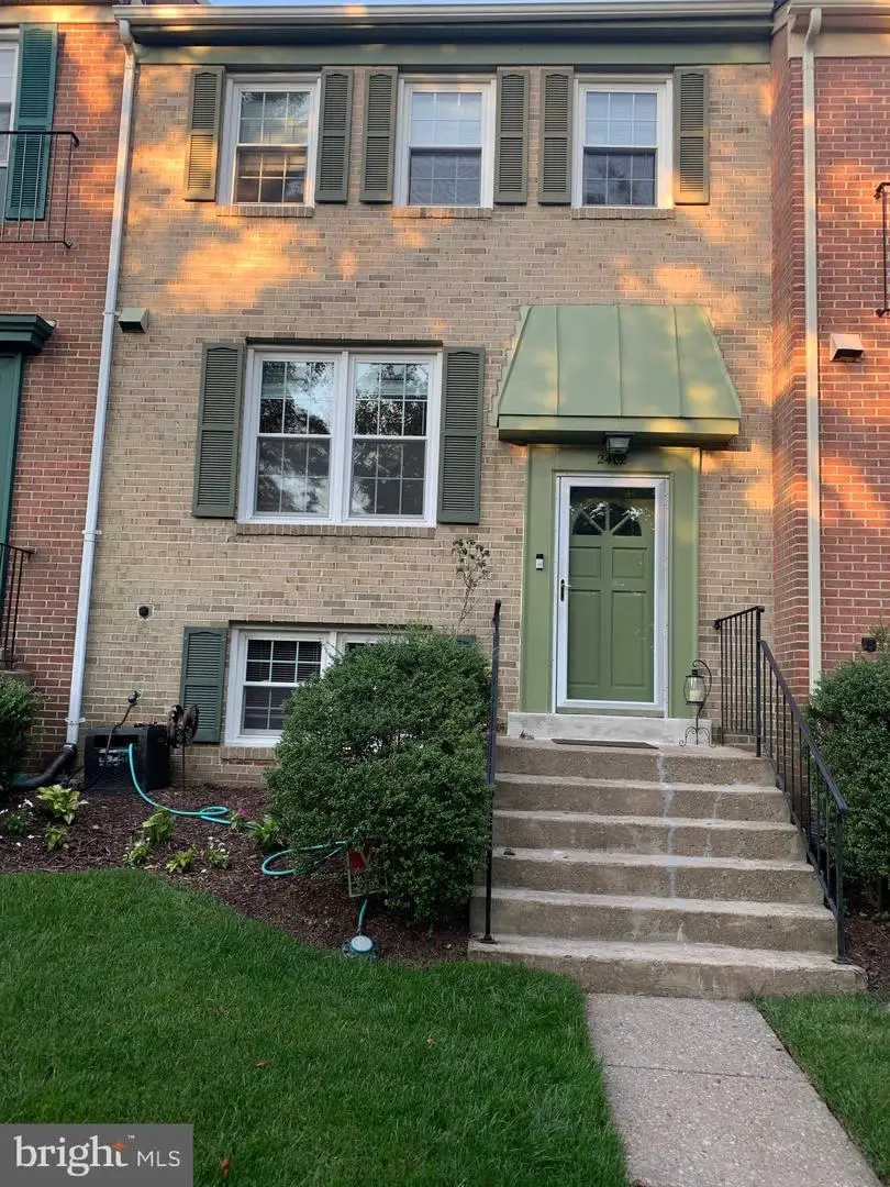 2402 Windbreak Dr, Alexandria, VA 22306 - #2