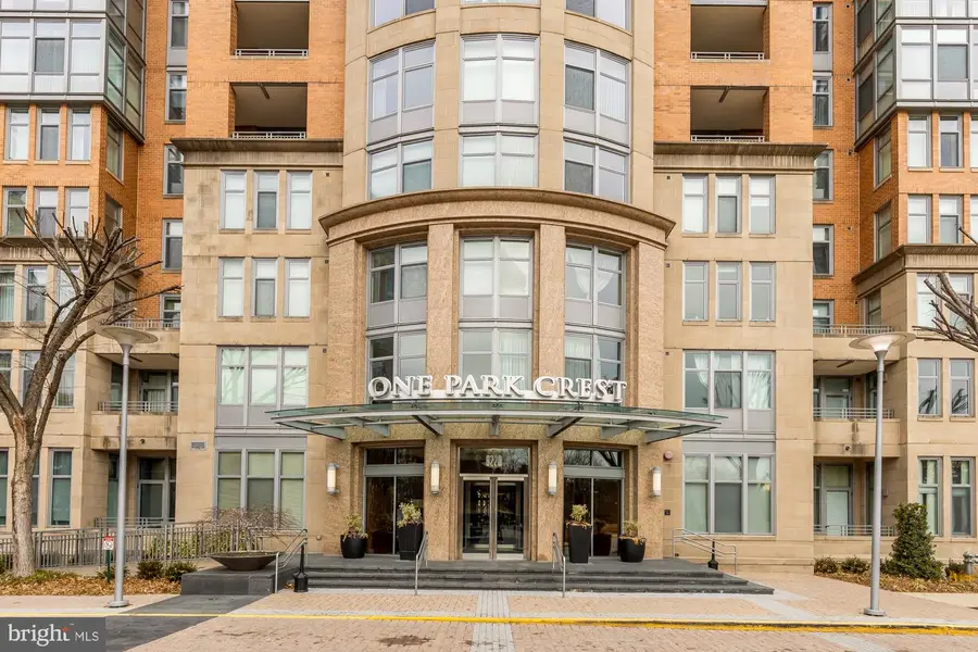 8220 Crestwood Heights Dr #418, McLean, VA 22102 - Image #2