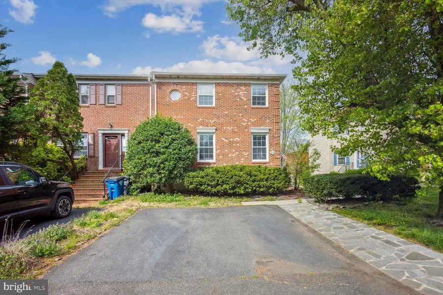7136 Lake Cove Dr, Alexandria, VA 22315 - Image #2