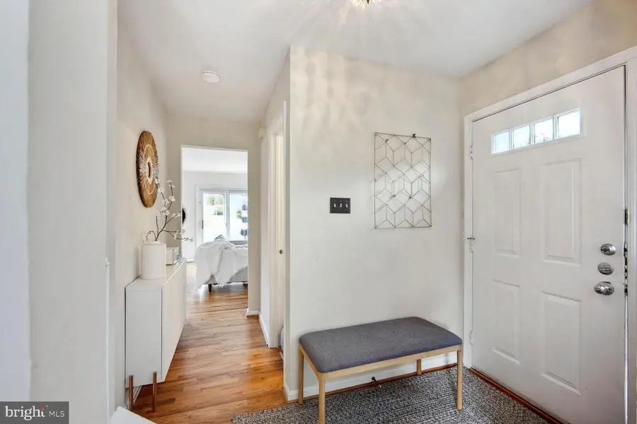 7136 Lake Cove Dr, Alexandria, VA 22315 - Image #3