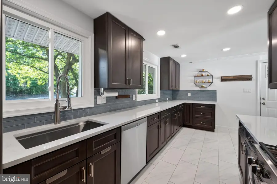 4401 Roundhill Rd, Alexandria, VA 22310 - #3