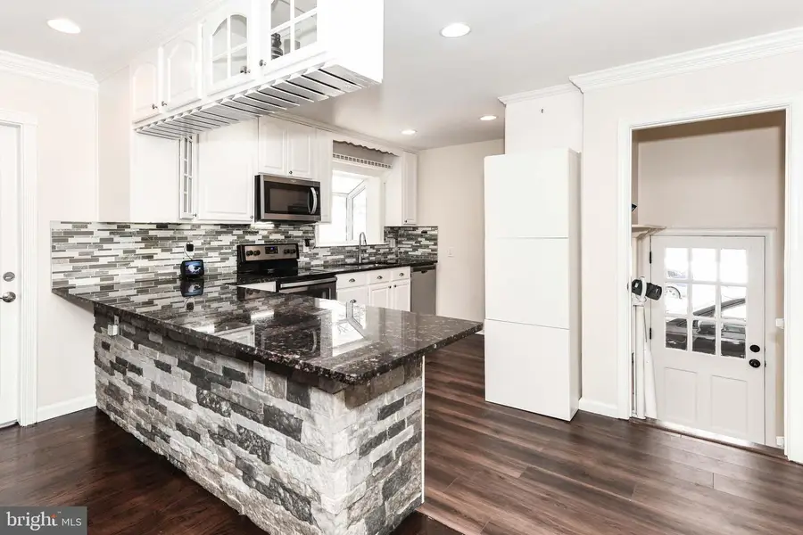 7518 Fairwood Ln, Falls Church, VA 22046 - #3