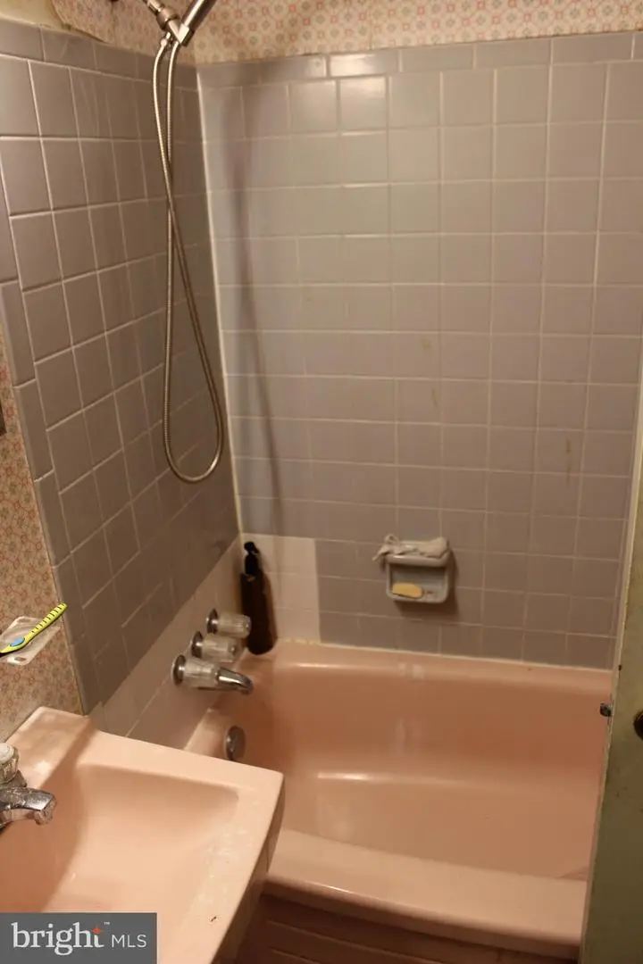 6815 Rolling Rd, Springfield, VA 22152 - Image #2