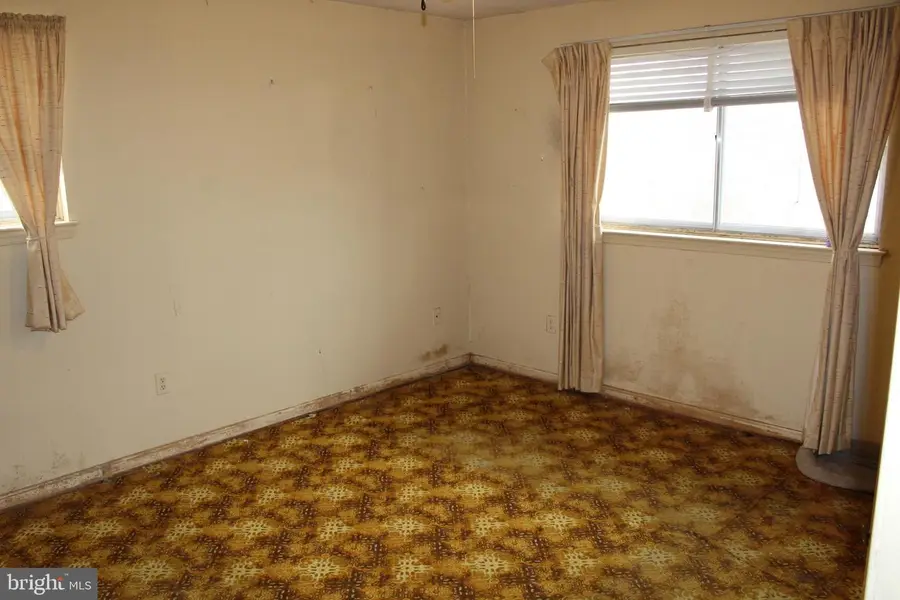 6815 Rolling Rd, Springfield, VA 22152 - Image #3