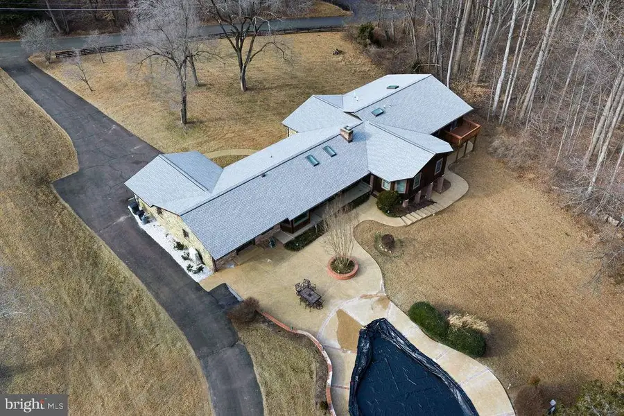 6713 Briarcroft St, Clifton, VA 20124 - Image #2