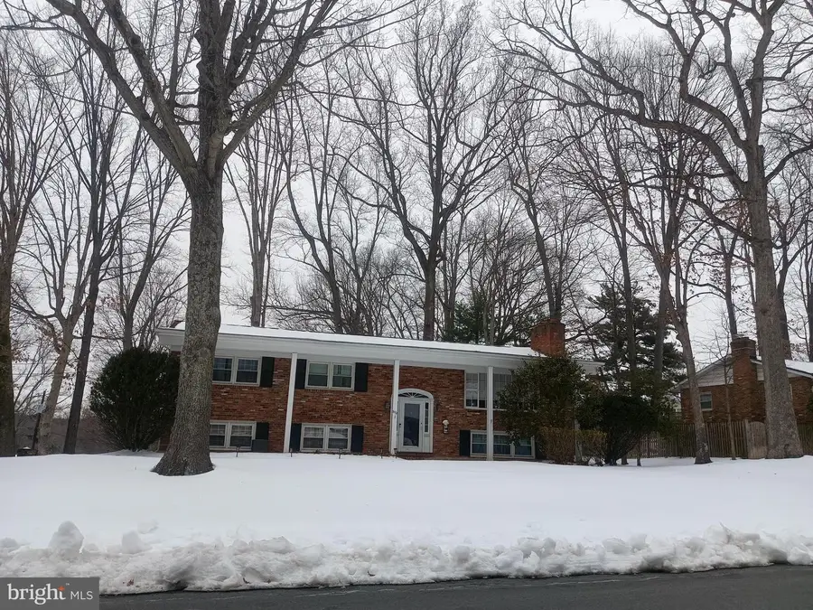 9128 Glenbrook Rd, Fairfax, VA 22031 - #2