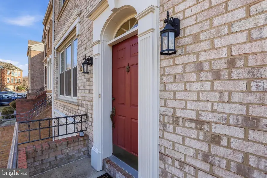 8027 Tanworth Ct, Springfield, VA 22152 - #3