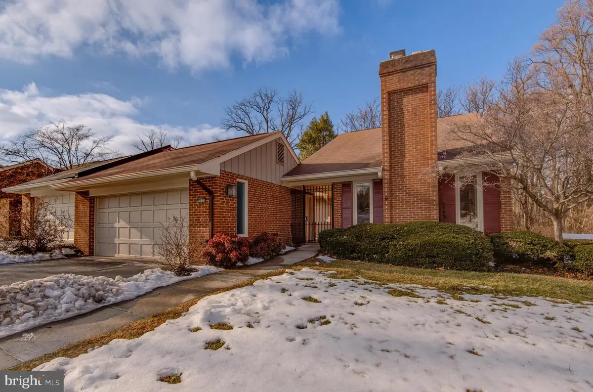 2800 Oakton Manor Ct, Oakton, VA 22124 - #1