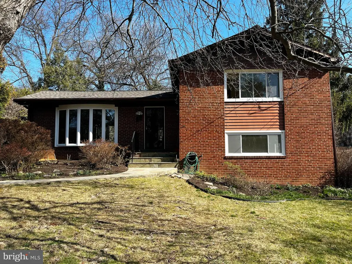 6004 Jan Mar Dr, Falls Church, VA 22041 - #1