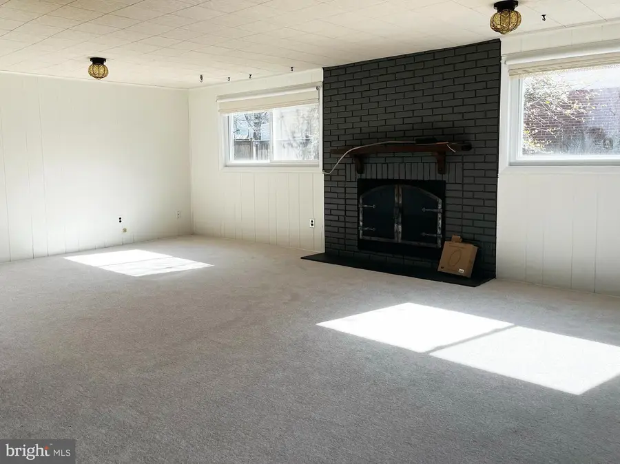 6004 Jan Mar Dr, Falls Church, VA 22041 - #2