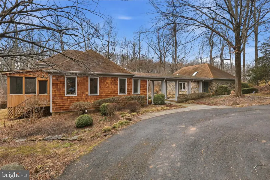 945 Hickory Run Ln, Great Falls, VA 22066 - #2