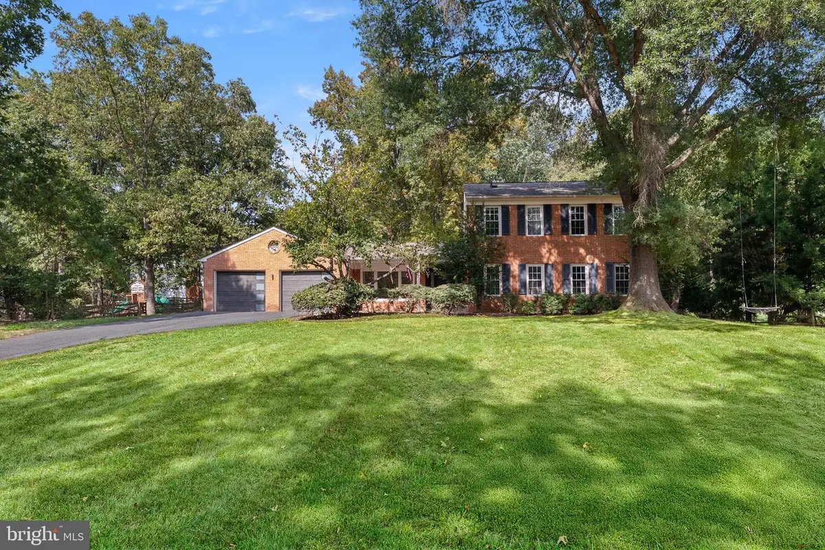 12183 Holly Knoll Cir, Great Falls, VA 22066 - #1