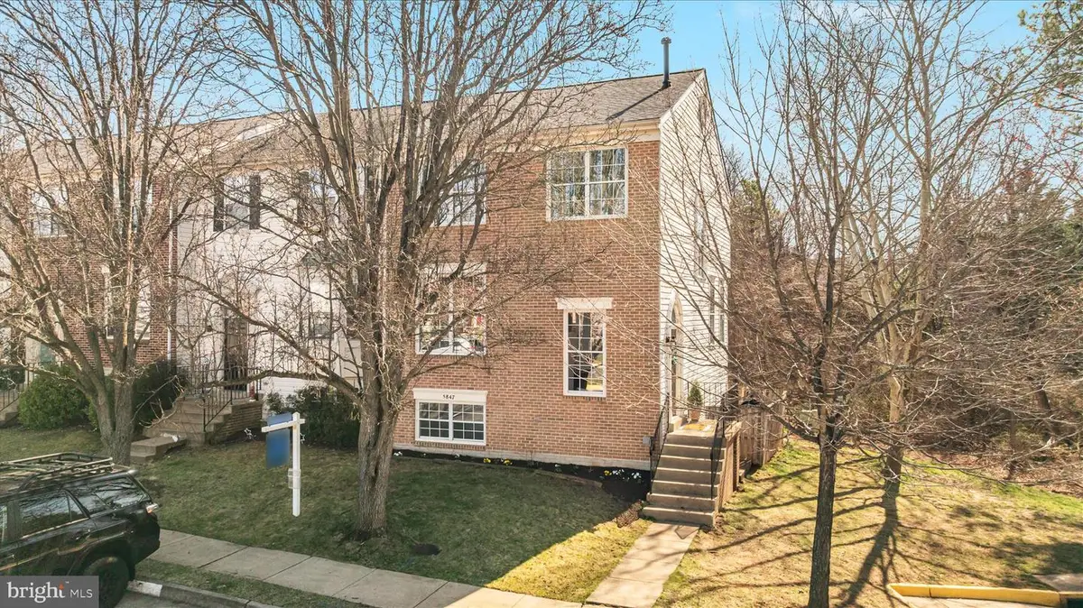 5847 Belcher Farm Dr, Centreville, VA 20120 - #1