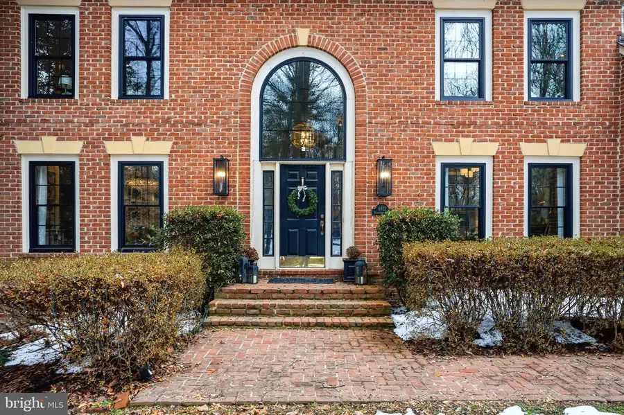 6813 Brimstone Ln, Fairfax Station, VA 22039 - #2