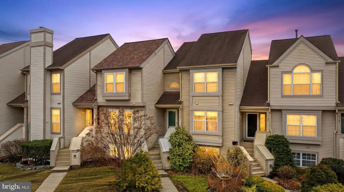 6185 Stonepath Cir, Centreville, VA 20120 - #1