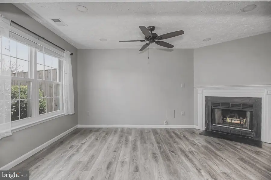 6105-a Hoskins Hollow Cir, Centreville, VA 20121 - #3