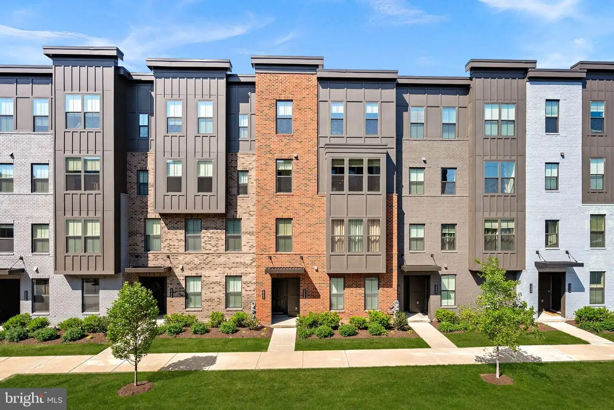 2240 Woodland Gap Ter, Herndon, VA 20171 - #1