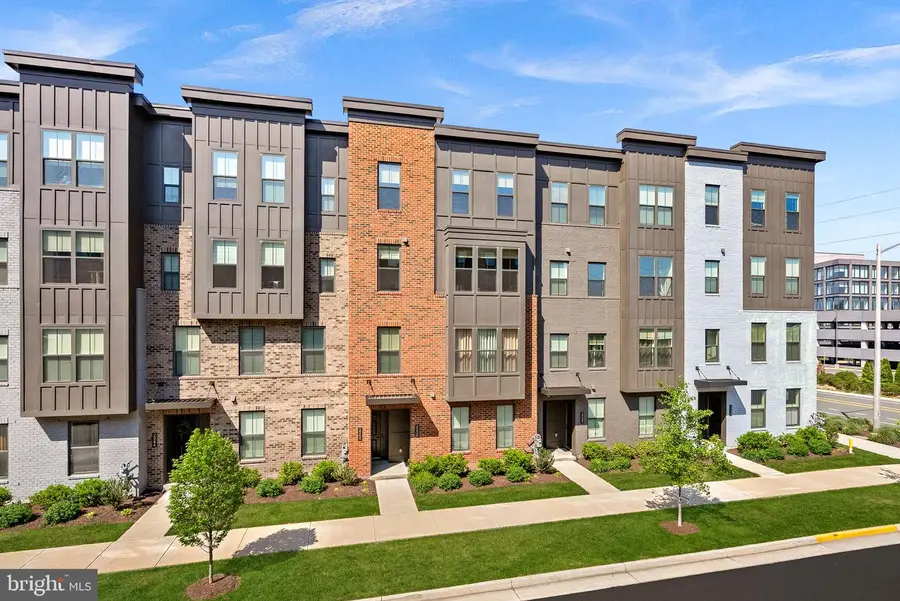 2240 Woodland Gap Ter, Herndon, VA 20171 - #2