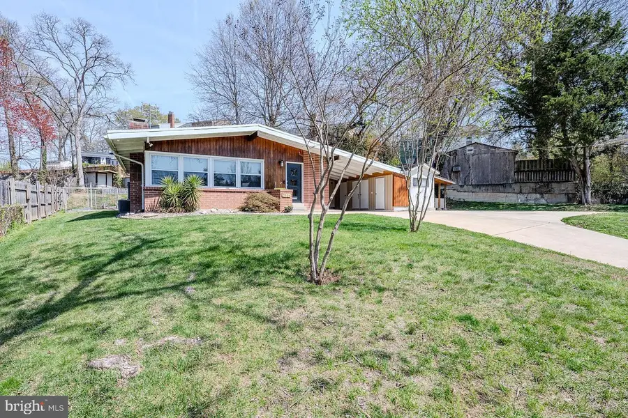 2904 Farmington Dr, Alexandria, VA 22303 - #3