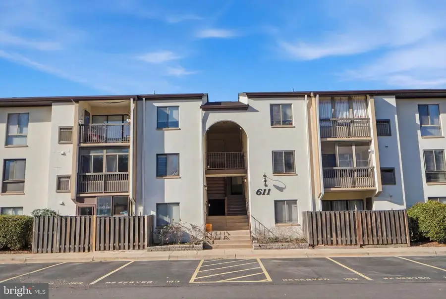 611 Center St #101, Herndon, VA 20170 - #2