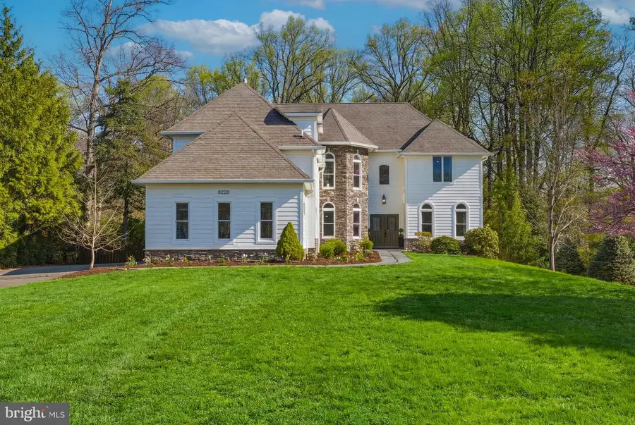 8228 Westchester Dr, Vienna, VA 22182 - #2