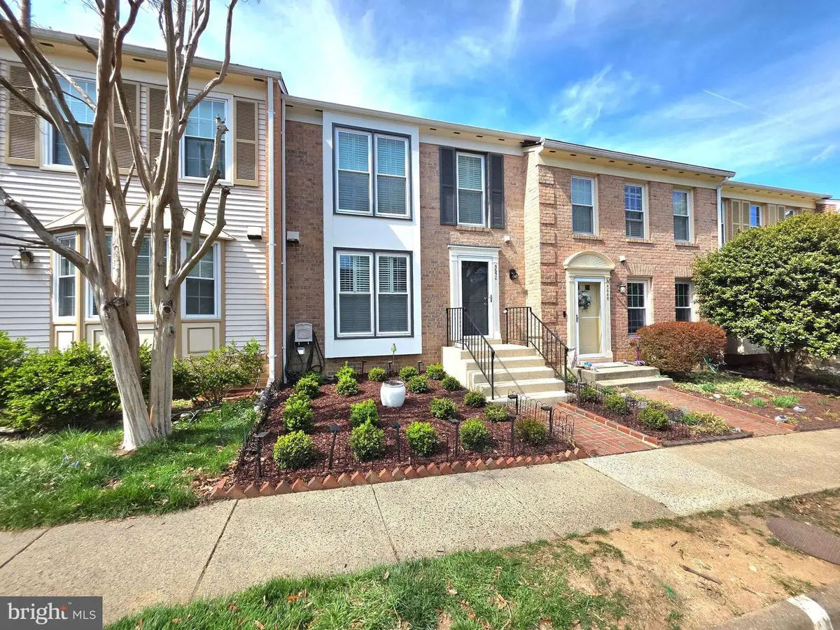 5650 Ridge View Dr, Alexandria, VA 22310 - #1