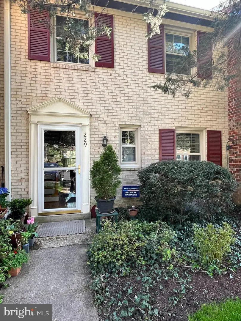 229 Commons Dr Nw, Vienna, VA 22180 - #2