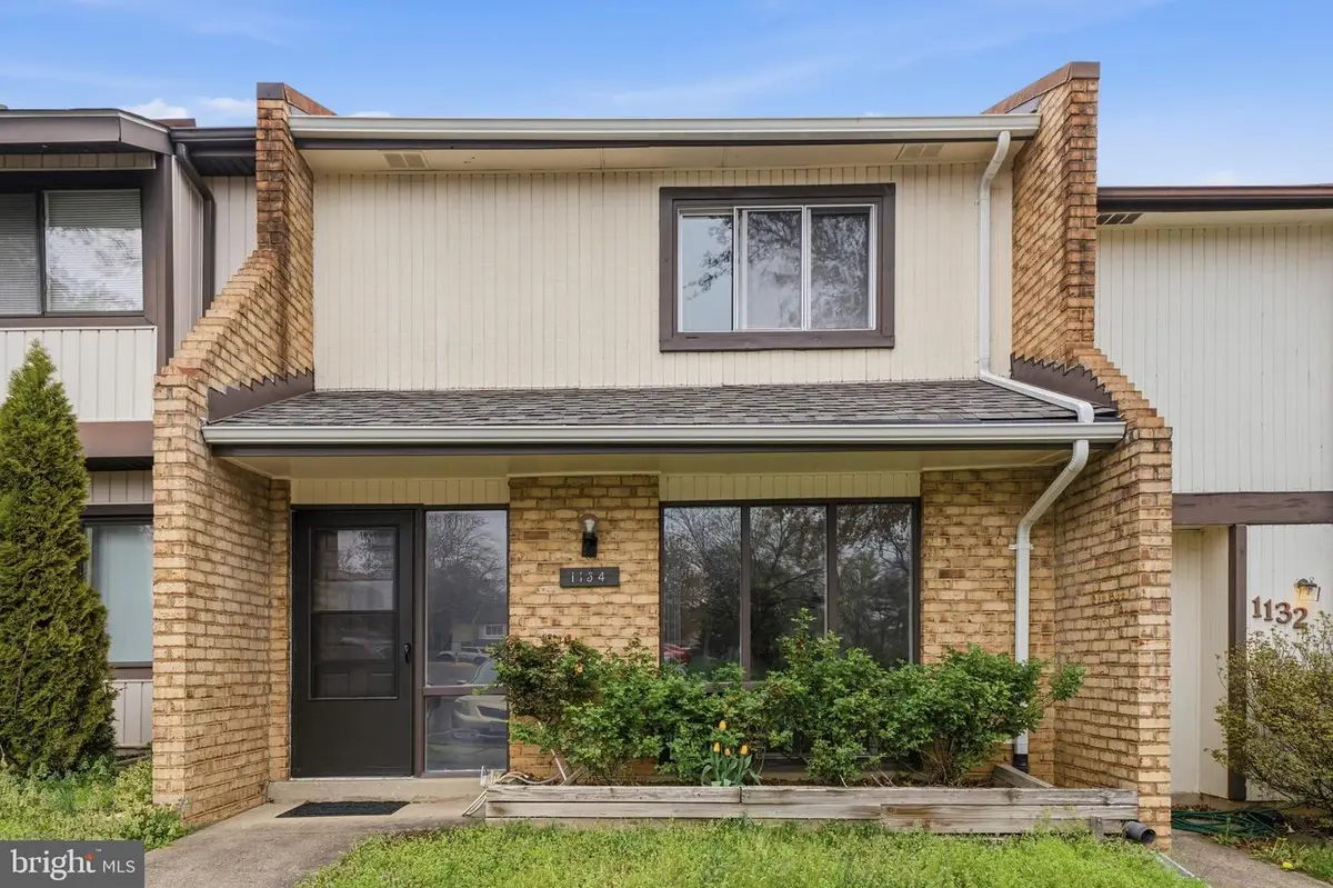 1134 Shannon Pl, Herndon, VA 20170 - #1