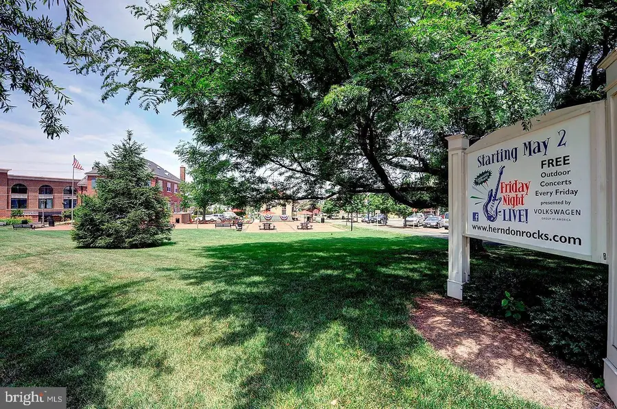 408 Woodgrove Ct, Herndon, VA 20170 - #2