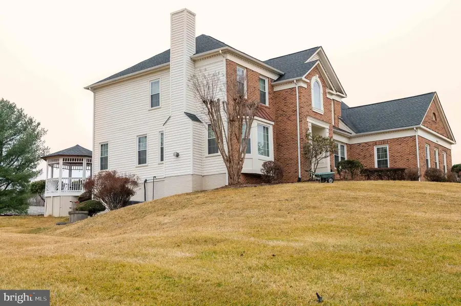 10805 Piney Pond Dr, Great Falls, VA 22066 - #2