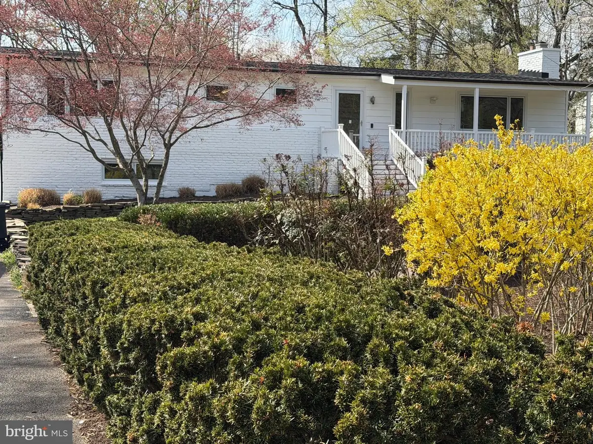 822 Walker Rd, Great Falls, VA 22066 - #1