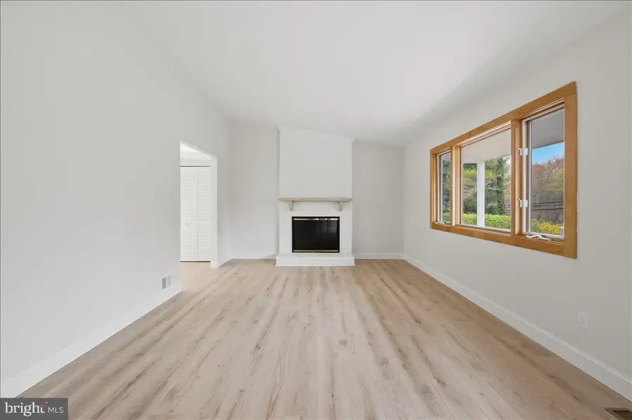 822 Walker Rd, Great Falls, VA 22066 - #3