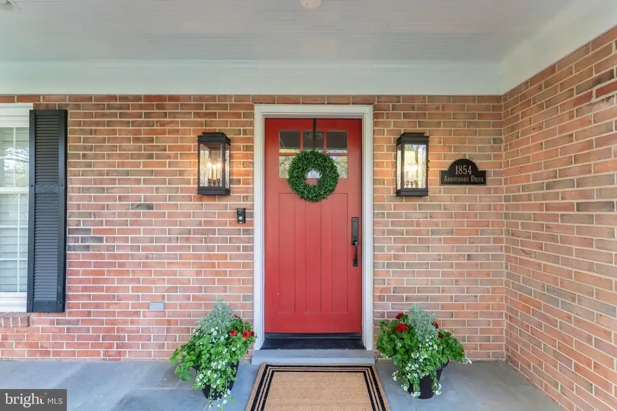 1854 Abbotsford Dr, Vienna, VA 22182 - #2