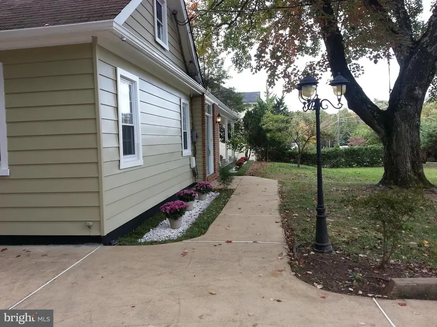 2063 Woodford Rd, Vienna, VA 22182 - #2