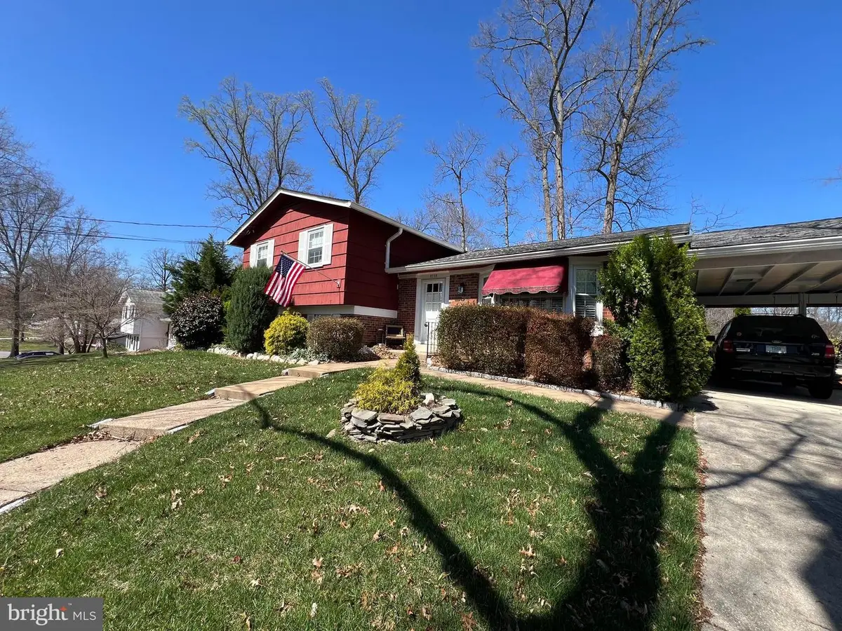 8118 Old Oaks Dr, Springfield, VA 22152 - #1