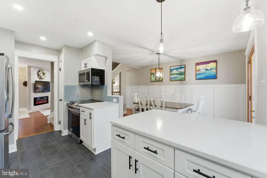 9118 Galbreth Ct, Springfield, VA 22153 - #3