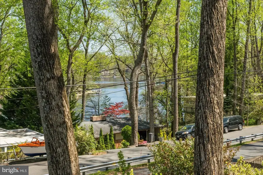 6439 Lakeview Dr, Falls Church, VA 22041 - #2