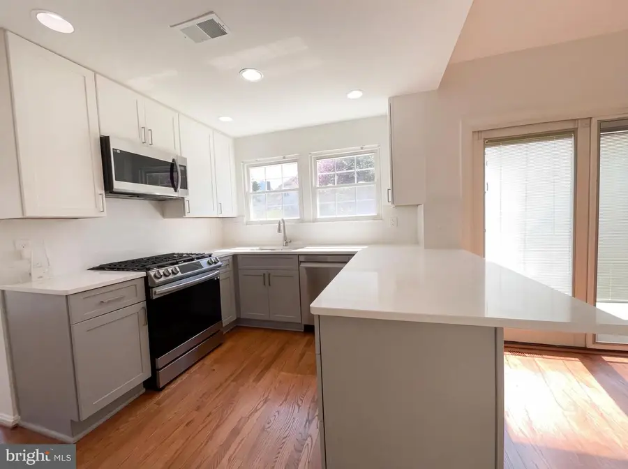 13907 Castle Ct, Chantilly, VA 20151 - #2