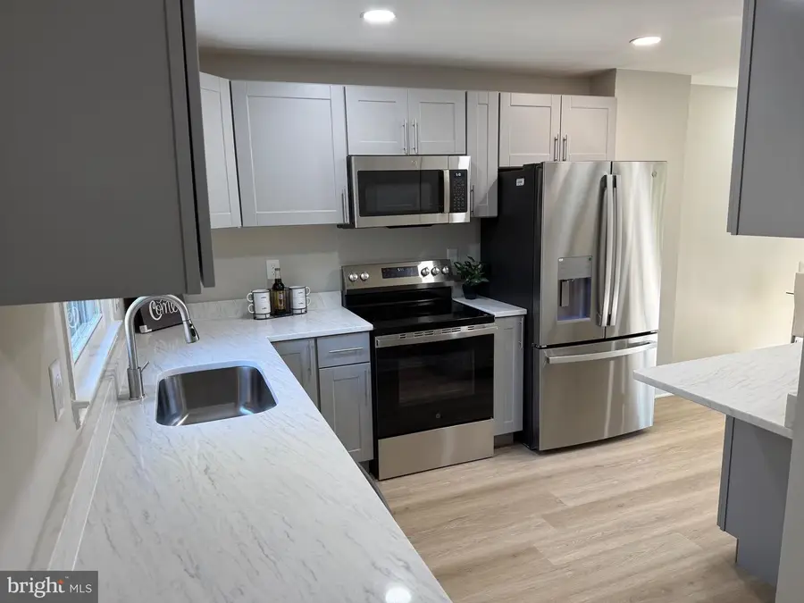 6302 Paddington Ln, Centreville, VA 20120 - #2