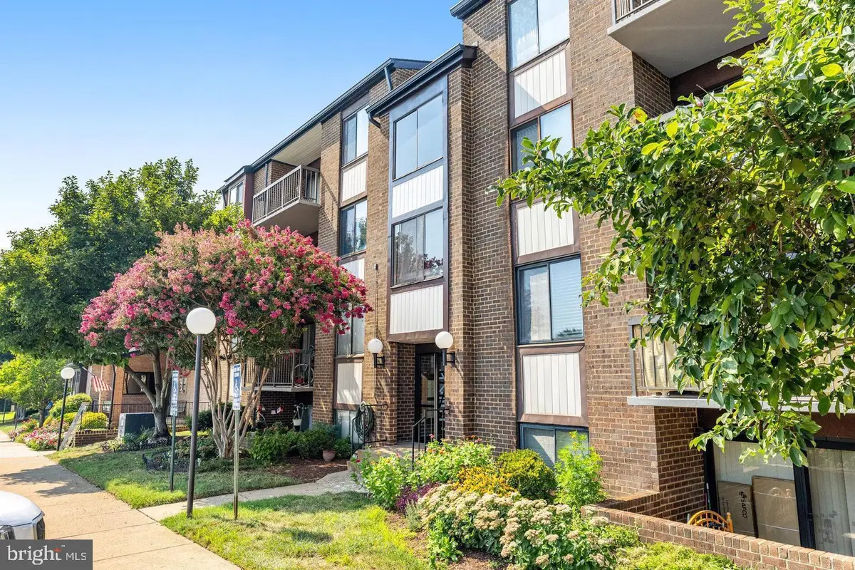 9720 Kingsbridge Dr #201, Fairfax, VA 22031 - #1