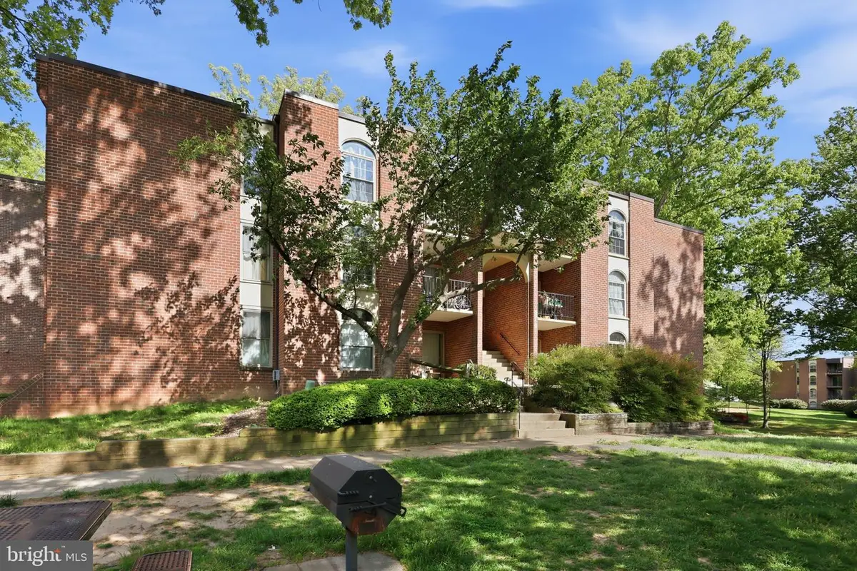 3310 Woodburn Village Dr #14, Annandale, VA 22003 - #1